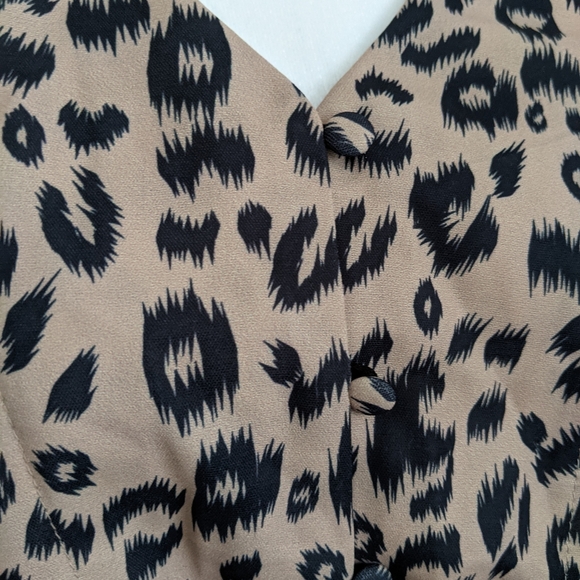 Leopard print tie-front buttoned top - Picture 6 of 7